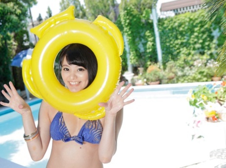 Skinny Asian Mädchen Miku Aoyama zeigt ihre haarige twat und reitet einen Ständer