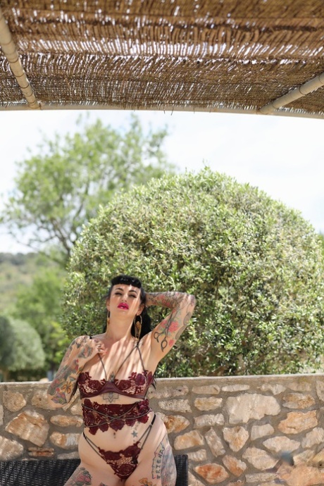 Tattooed Babe mit einem großen Arsch Cherrie Pie zeigt ihre schönen Brüste im Freien
