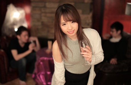 Runa Kanda, barmaid asiatique sexy, montre sa chatte crépue après une baise intense.