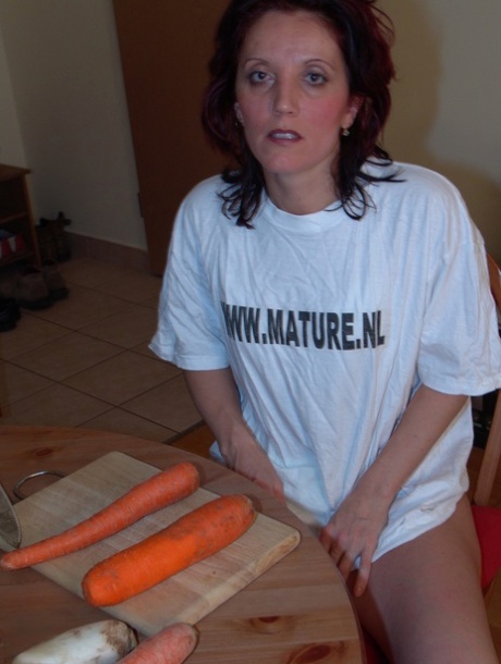 Reife Amateurin Jutka steckt eine fette Karotte in ihre Muschi, bevor sie angepinkelt wird
