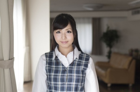 日本女学生Ai Misaki弯腰在沙发上，被钉在硬核上