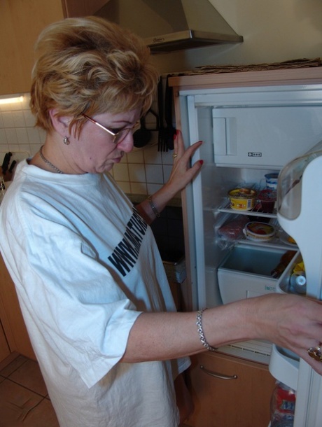 Amateur Mama mit Brille Luisa spreizt ihre haarige Fotze und sitzt auf einer Glasflasche