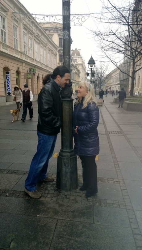 La blonde Pamela G séduit un homme aux cheveux longs et se fait baiser profondément.