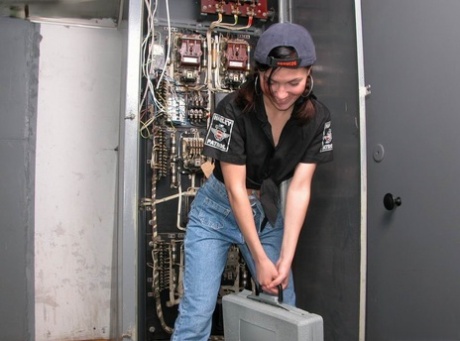 Slutty elektriker Daniela bruger sine værktøjer til at behage sig selv på arbejde