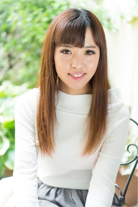 La adorable adolescente asiática Akari Kiriyama muestra sus pequeñas tetas y se deja mecer