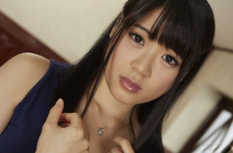 La diminuta asiática Runa Mitsuki disfruta del gangabang acrobático con sus amigos