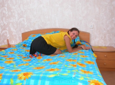 Schlankes Teenie mit Zöpfen Kseniya bekommt ihre Möse im Schlafzimmer gespielt