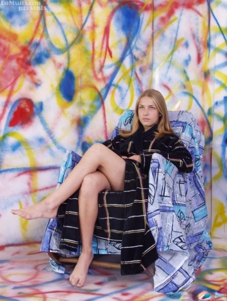 Die hübsche europäische Teenagerin Alina legt ihre kleinen Brüste frei, während sie sich auf einem Stuhl ausruht