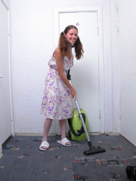 Teenageren med rottehaler Kseniya onanerer med en støvsuger iført strømper