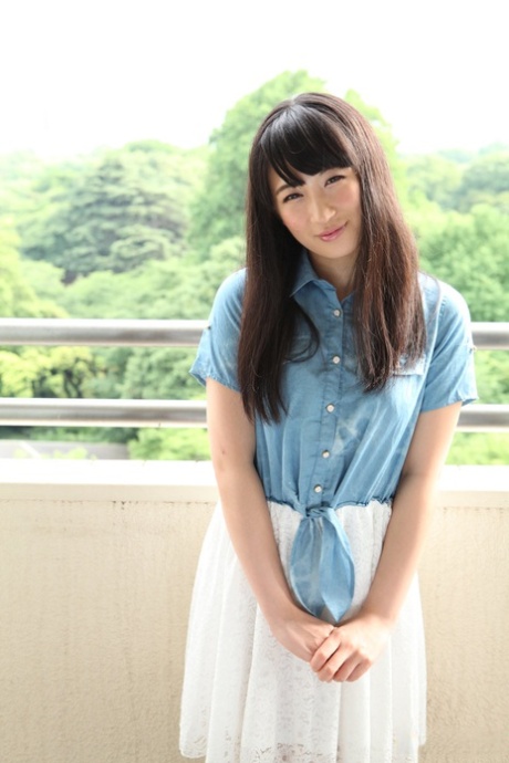 Fræk asiatisk pige Hikaru Tsukimura viser en behåret fisse creampie efter hed sex