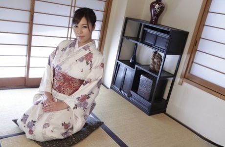 Den japanske skjønnheten Sara Saijo blir spikret og creampied med store pupper