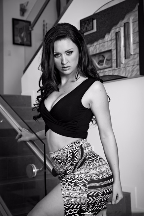 Sexy babe Karlie Montana toont haar ronde kont & getrimd poesje in een B&W scène