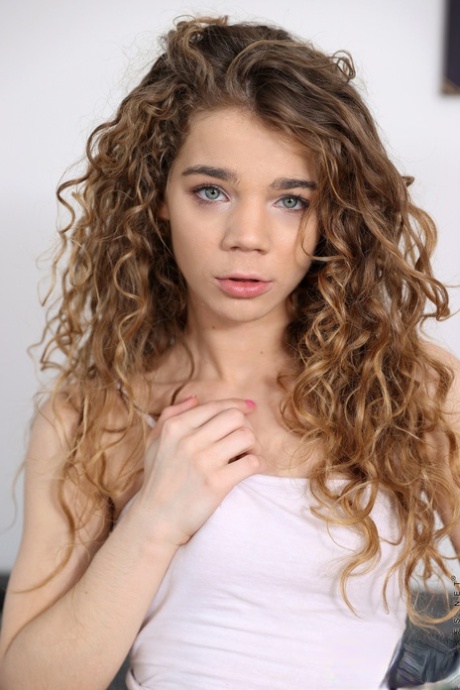 Curly haired teen Sabrina Spice zeigt ihre fleischige gepiercte Pussy und sexy Füße
