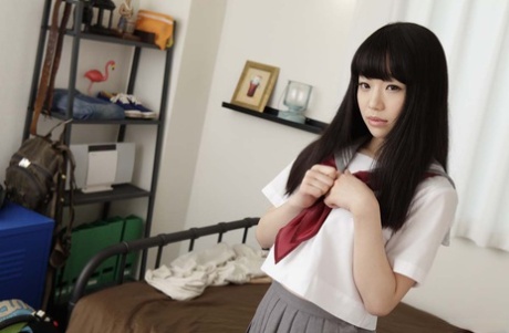 Colegiala Yuuna Himekawa recibe cunnilingus y creampie en su coño peludo