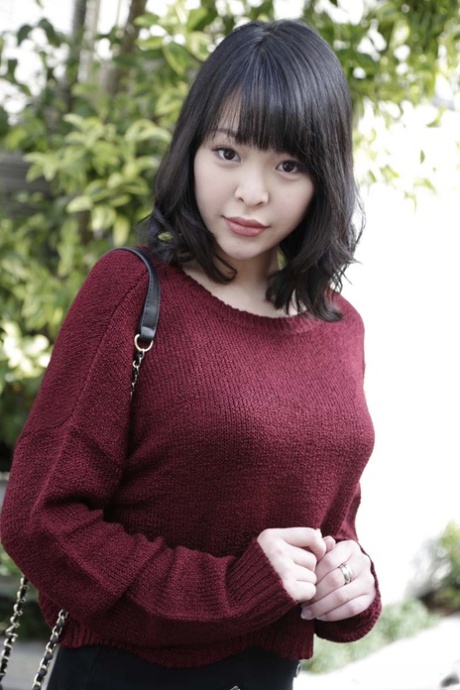 Černovlasá asijská dívka Manaka vystavuje svá velká prsa a nechává se hluboce vrážet