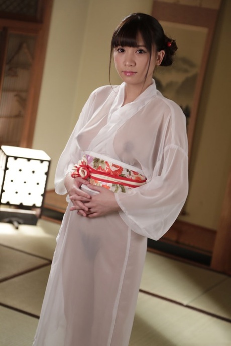 Tedere Aziatische Sari Nakamura geniet van een grote lul die in haar harige natte kutje klopt