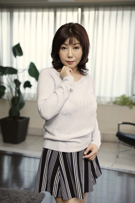 A mulher japonesa peituda Sakiko Mihara é amarrada e brutalmente fodida