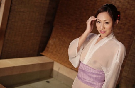 Atemberaubende asiatische MILF Kanna Kitayama entblößt Ihre Figur und reitet einen Schwanz