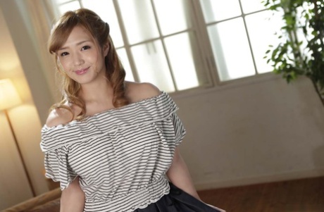 Smuk asiatisk teenager Hana Aoyama viser sine dejlige bryster og sexede krop