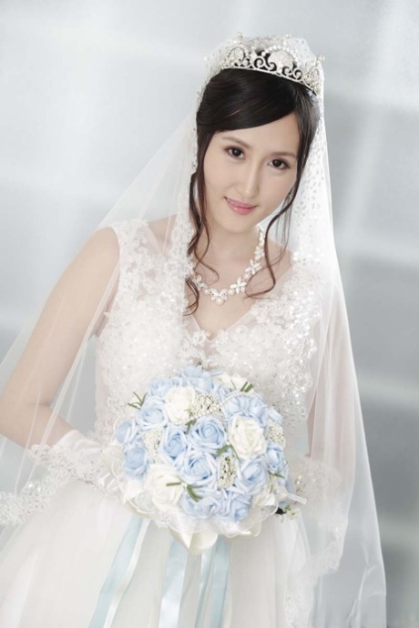 Den söta japanska bruden Angelia Mizuki ger morgonen en avsugning och har intensivt POV-sex