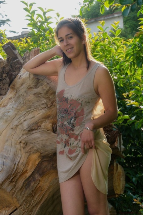La jeune brune Solange expose ses attributs et son vagin poilu dans le parc