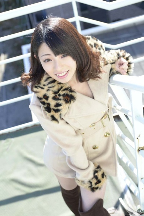 Den vesle japanske forretningskvinnen Amina Kiuchi blir pult og creamped i full offentlighet.
