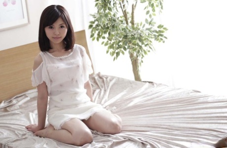 亚洲宝贝Fumino Mizutori暴露了她剃光的阴户，并在POV中被操。