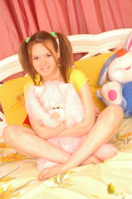 Olga, une adolescente avec des nattes, se fait clouer la chatte dans diverses positions.