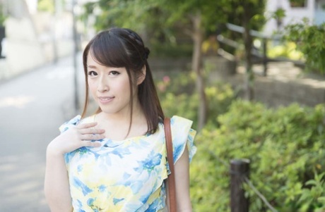 Schattige Japanse vrouw Hina Hoshizaki geeft een titjob en wordt pijnlijk geneukt