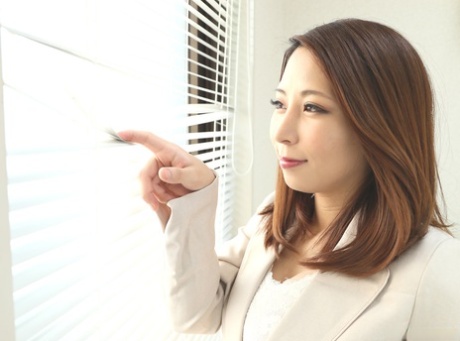 Busty Japonská podnikatelka Mikan Kururugi svádí & šrouby její zaměstnanec