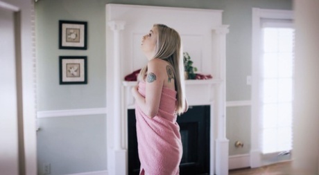 Blondine med små bryster Lexi Lore bliver gennemkneppet hardcore