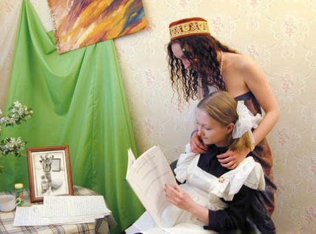Amateur lesbische Teens Gala und Vika essen & spielen Pussys auf einem Stuhl