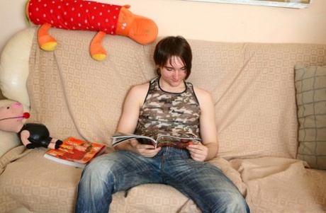 Pequeña adolescente Vlaska disfrutando de sexo duro salvaje con una gran polla en un sofá