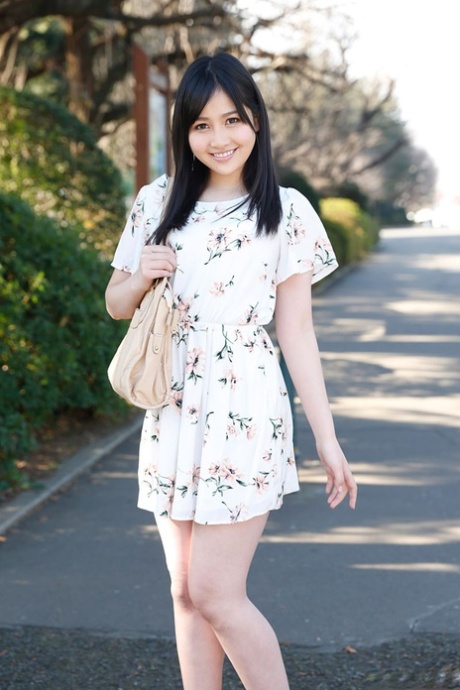 Süßes asiatisches Mädchen Risa Onodera spritzt ab, während sie bei einem geilen Fick gefingert wird