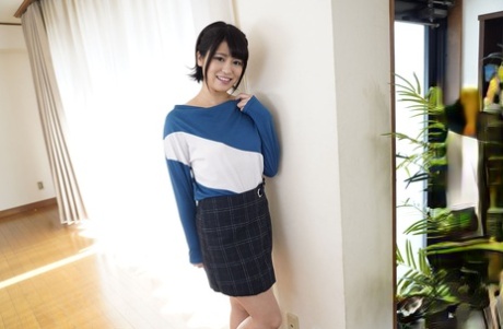 Den japanske jenta Ema Kato får fitta fylt med pikk og sæd