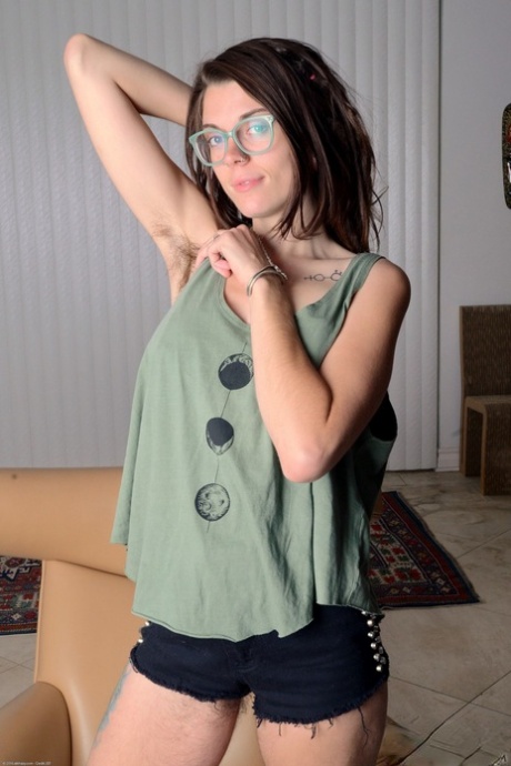 Nerdy brunette Valkyree Jaine spreidt haar zeer harige kutje wijd open