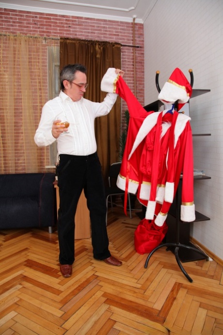 Galia, une écolière sexy, se fait baiser par un professeur en costume de Père Noël.