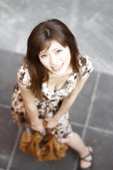 Asiatisk skat med halsbånd om halsen Sara Yurikawa bliver kneppet hårdt