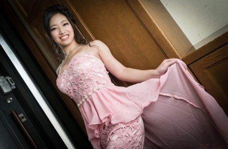 Aziatisch schatje in roze jurkje Chiaki Hidaka stript en geeft een tietjob voor seks