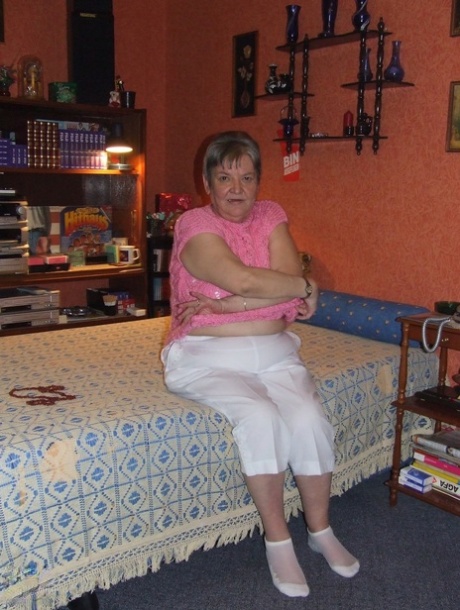 太ったおばあちゃん、うっちーが服を脱ぎ、裸でポーズをとり、ベッドの上でオナニーをする。