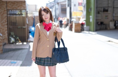 La teenager giapponese dalle tette piccole Aya Eikura gode di un rapporto a 3 con due uomini giocosi