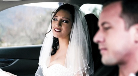 Невеста-подросток Белла Ролланд трахается с братом жениха в день свадьбы