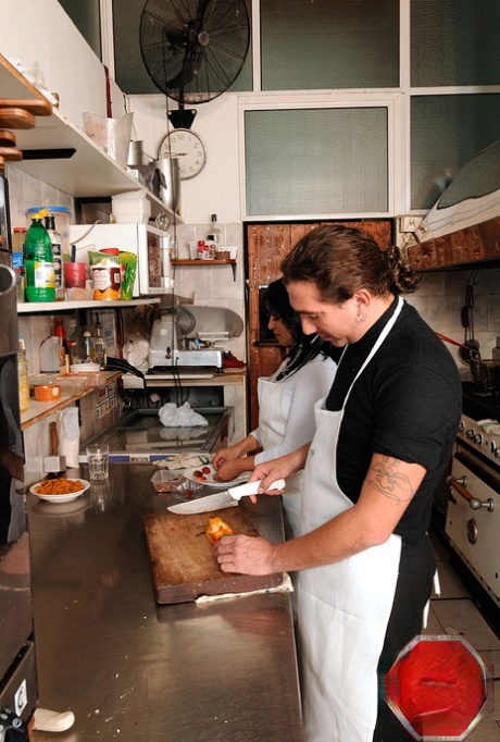 Vanuchi, une femme sexy, donne la tête et se fait baiser après avoir cuisiné dans la cuisine.