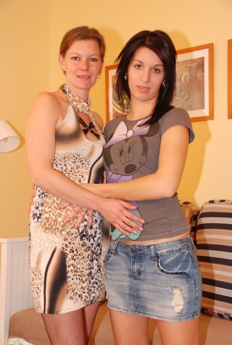 Lustvolle Lesben Andie und Kellie U Strip & engagieren sich in heißer Strapon Sex Action