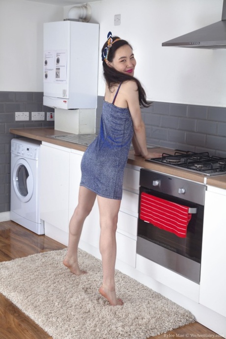 La teenager cattiva Rylee Mae si spoglia e mostra la sua figa pelosa in cucina