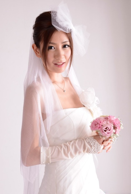 Pas getrouwde Japanse babe Kaori Maeda wordt ruw gepenetreerd in haar bosje