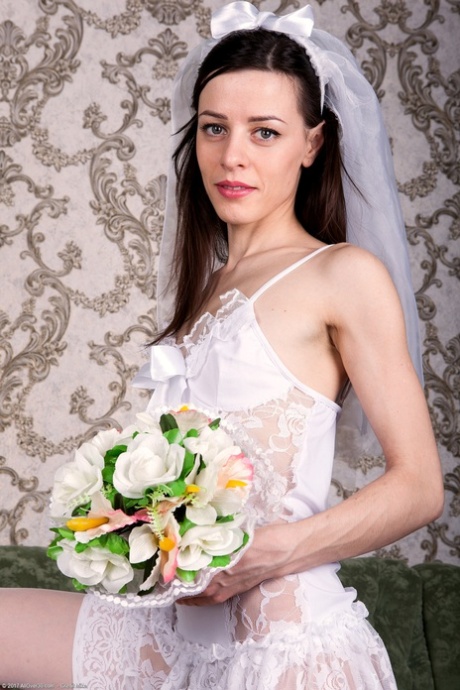 Hot amateur bride Maria Ariana strips her wedding dress & shows her furry bush