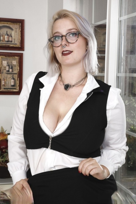 La bionda nerd e paffuta Nyx Night mostra le sue curve e la sua vagina pelosa