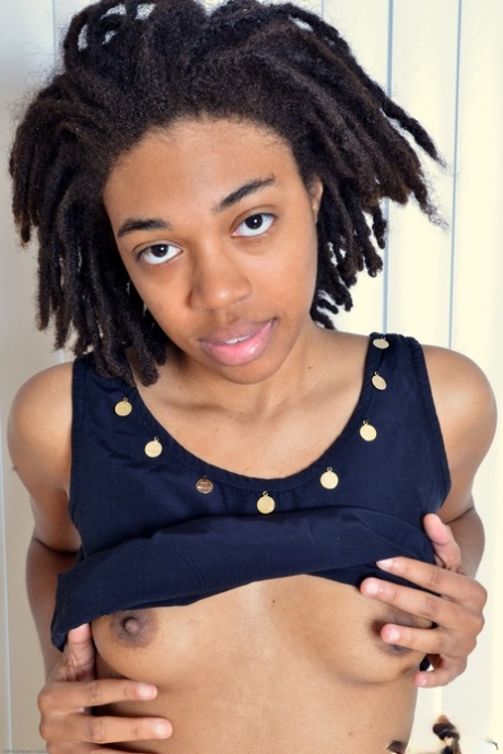 Exotisk svart tonåring Olivia Green avslöjar sin extremt håriga fitta och armhålor