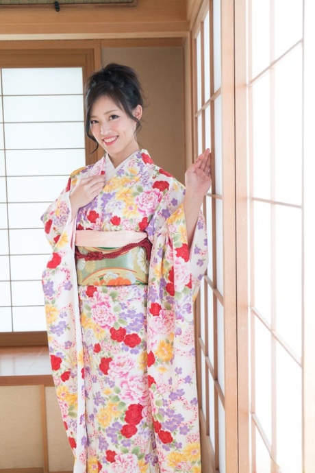 Den asiatiske gudinnen Chiaki Hidaka får den hårete fitta si lekt og pult skikkelig godt.